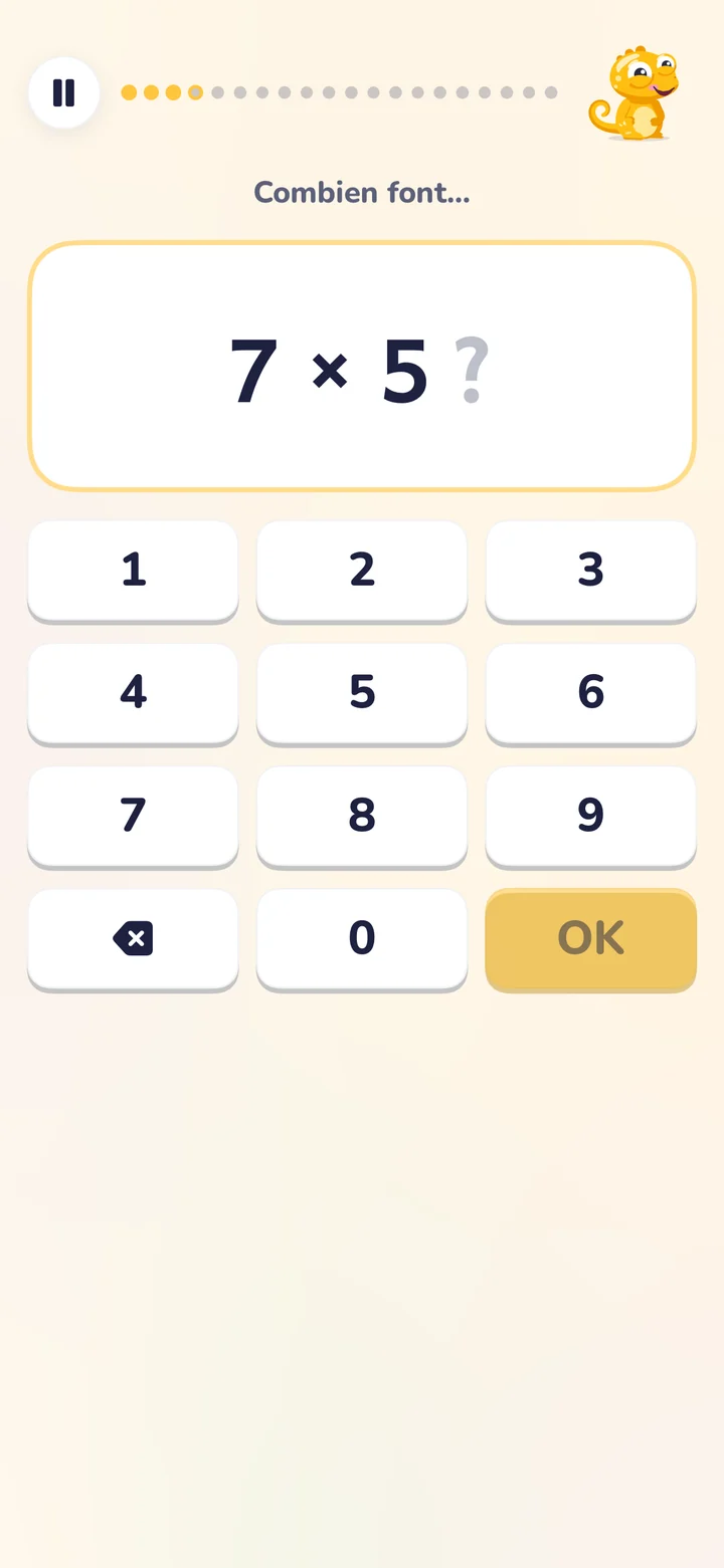 Écran des tables : « Combien font… 7 × 5 ? » sur une grande carte, au-dessus d’un pavé numérique de 0 à 9 avec les touches Effacer et OK. En haut, les points de progression de la séance et Kamelo, en jaune.