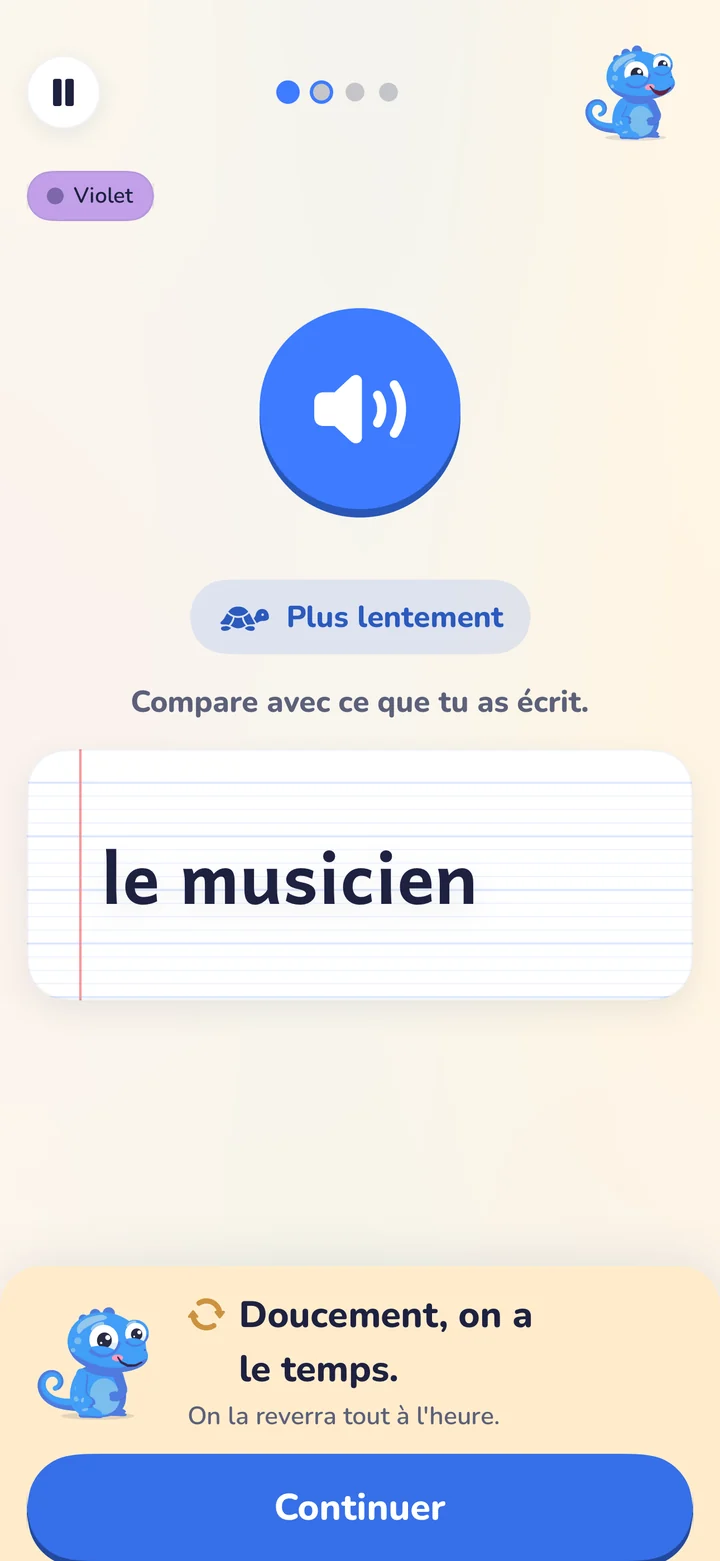 Écran de dictée : le gros bouton pour réécouter le mot, « Plus lentement », puis « Compare avec ce que tu as écrit » et le mot « le musicien » sur une ligne de cahier.